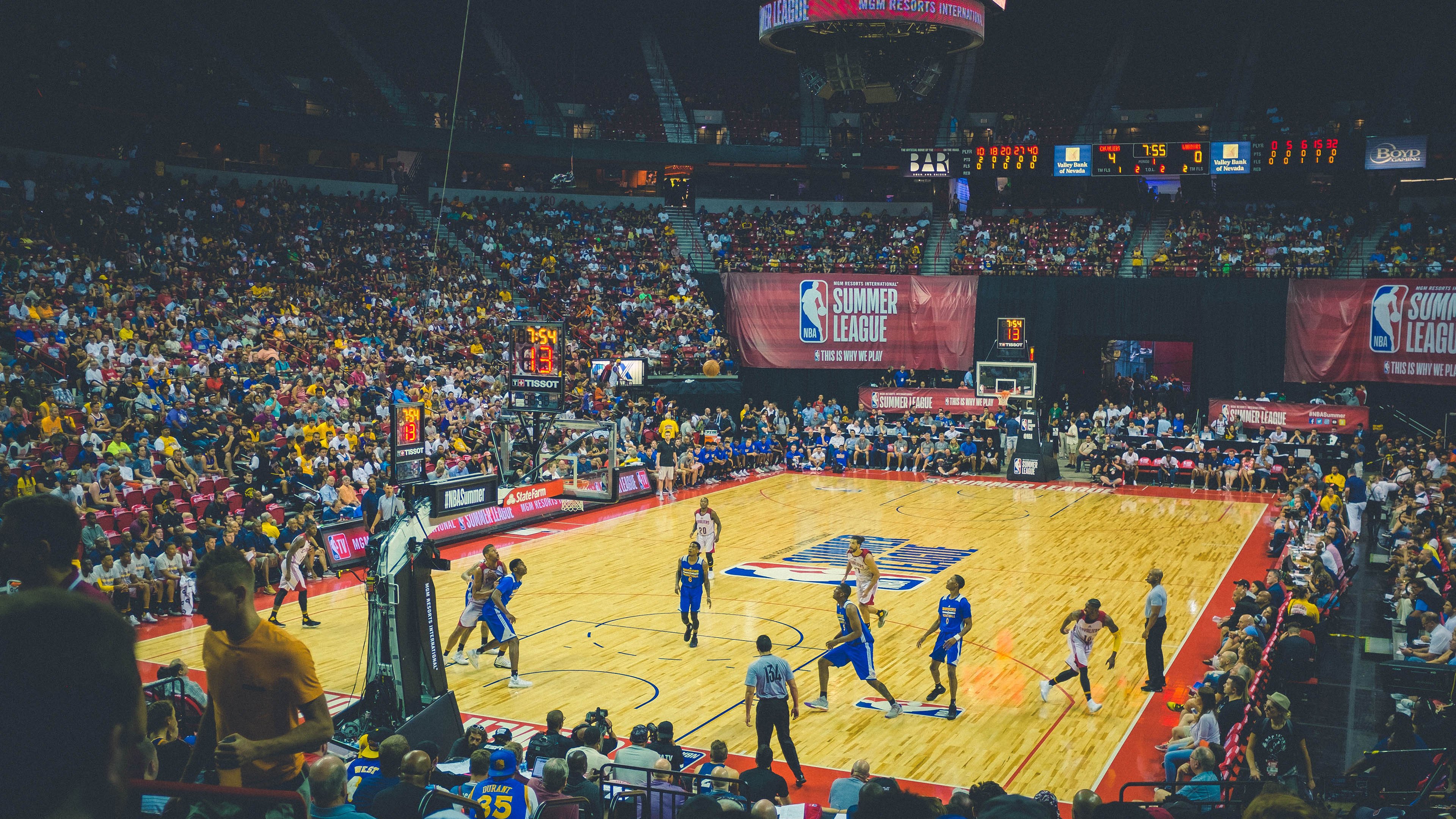 女子篮球注重培养控球后卫发展战术核心，篮球后卫控球训练